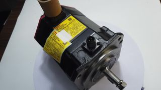 Серводвигатель переменного тока Fanuc A06B-0243-B100 — обзор OEM-запчастей и основные характеристики
